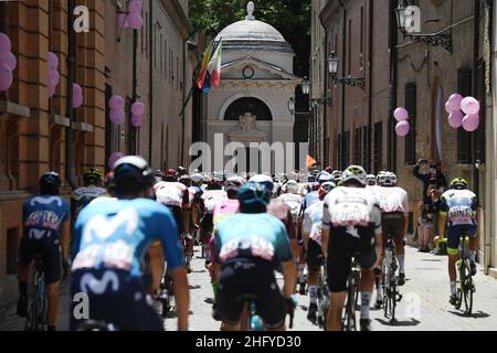 Marco Alpozzi/Lapresse 21 mai 2021 Ravenne, Italie Sport Cyclisme Giro d'Italia 2021 - 104th Edition - Stage 13 - de Ravenne à Vérone dans le pic: Départ de la course Banque D'Images