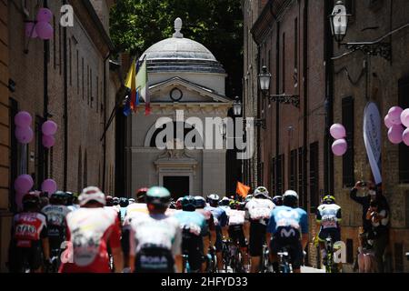 Marco Alpozzi/Lapresse 21 mai 2021 Ravenne, Italie Sport Cyclisme Giro d'Italia 2021 - 104th Edition - Stage 13 - de Ravenne à Vérone dans le pic: Départ de la course Banque D'Images