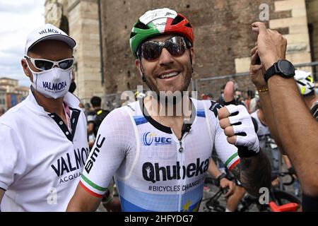 Fabio Ferrari/Lapresse 21 mai 2021 Ravenna, Italie Sport Cycling Giro d'Italia 2021 - 104th Edition - Stage 13 - de Ravenne à Vérone dans le cadre de la photo: NizZOLO Giacomo (ITA) (ÉQUIPE QHUBEKA ASSOS) vainqueur de la scène Banque D'Images