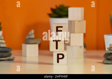 Le mot FTP formé par des blocs en bois sur Une table blanche. Banque D'Images