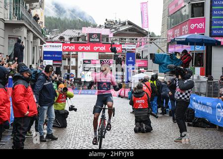 Marco Alpozzi/Lapresse 24 mai 2021 Cortina d'Ampezzo, Italie Sport Cycling Giro d'Italia 2021 - 104th Edition - Stage 16 - de Sacile à Cortina d'Ampezzo dans le pic: BERNAL GOMEZ Egan Arley (col) (INEOS GRENADIERS) vainqueur de la scène Banque D'Images