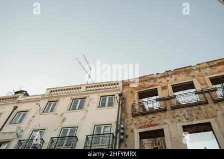 Lisboa, Portugal - juillet 21 2016 : vue sur les façades des maisons en cours de rénovation. Banque D'Images