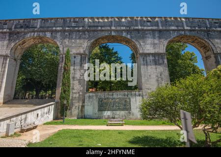 Lisboa, Portugal - juillet 24 2016:aqueduc à travers un parc. Banque D'Images