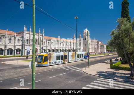 Lisboa, Portugal - juillet 24 2016 : un tramway passant devant Mosteiro dos Jerónimos. Banque D'Images