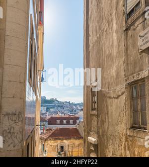 Lisboa, Portugal - juillet 24 2016 : vue sur les toits depuis une rue étroite. Banque D'Images