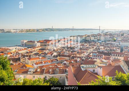 Lisboa, Portugal - juillet 24 2016 : vue sur Baixa et Ponte 25 de Abril. Banque D'Images