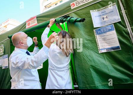 Mauro Scrobogna /Lapresse 01 juin 2021 Rome, Italie Actualités coronavirus, urgence sanitaire - commencer la vaccination dans les pharmacies sur la photo : la première vaccination johnson & johnson effectuée dans une pharmacie du district de Prati Banque D'Images