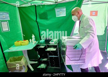 Mauro Scrobogna /Lapresse 01 juin 2021 Rome, Italie Actualités coronavirus, urgence sanitaire - commencer la vaccination dans les pharmacies sur la photo : la première vaccination johnson & johnson effectuée dans une pharmacie du district de Prati Banque D'Images