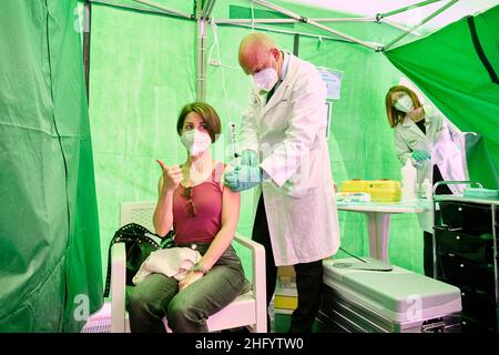 Mauro Scrobogna /Lapresse 01 juin 2021 Rome, Italie Actualités coronavirus, urgence sanitaire - commencer la vaccination dans les pharmacies sur la photo : la première vaccination johnson & johnson effectuée dans une pharmacie du district de Prati Banque D'Images