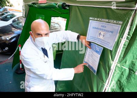 Mauro Scrobogna /Lapresse 01 juin 2021 Rome, Italie Actualités coronavirus, urgence sanitaire - commencer la vaccination dans les pharmacies sur la photo : la première vaccination johnson & johnson effectuée dans une pharmacie du district de Prati Banque D'Images