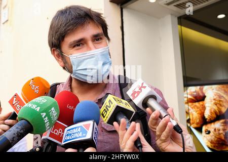 Mauro Scrobogna /Lapresse 01 juin 2021 Rome, Italie politique M5S - 5 star mouvement dans la photo: L'ancien député et la voix du M5S Alessandro Di Battista réapparaît près des bureaux parlementaires des groupes de la Chambre des députés Banque D'Images