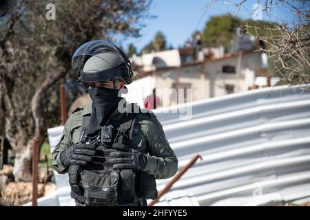 La police israélienne a détruit la pépinière familiale du Sahlhiya et a expulsé le contenu de leur maison à Sheikh Jarrah.Le terrain qui a été exproprié par la municipalité de Jérusalem est désigné, selon la municipalité, pour être utilisé pour la construction d'installations éducatives pour le quartier.La famille était montée sur le toit avec des bouteilles de carburant et de gaz - menaçant de se brûler au cas où les résidents seraient expulsés de force.17th janvier 2022.(Matan Golan/Alay Live News) Banque D'Images