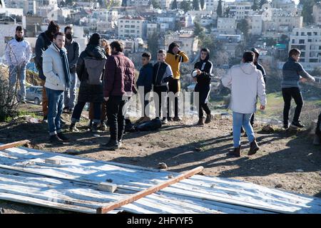 La police israélienne a détruit la pépinière familiale du Sahlhiya et a expulsé le contenu de leur maison à Sheikh Jarrah.Le terrain qui a été exproprié par la municipalité de Jérusalem est désigné, selon la municipalité, pour être utilisé pour la construction d'installations éducatives pour le quartier.La famille était montée sur le toit avec des bouteilles de carburant et de gaz - menaçant de se brûler au cas où les résidents seraient expulsés de force.17th janvier 2022.(Matan Golan/Alay Live News) Banque D'Images