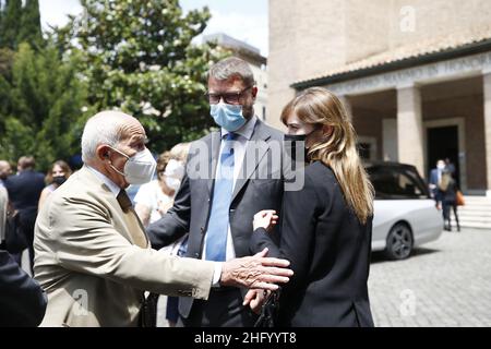 Foto Cecilia Fabiano/ Lapresse 09 Giugno 2021 Roma (Italia) Politica : Funerali di Guglielmo Epifani Nella Foto : Fausto Bertinotti , Maria Elena Boschi photo Cecilia Fabiano/ Lapresse 09 juin 2021 Roma (Italy) Actualités : funérailles de Guglielmo Epifani dans le Pausto Maria Bostinotti , Elena Bostinchi Banque D'Images