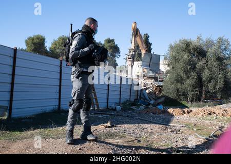 La police israélienne a détruit la pépinière familiale du Sahlhiya et a expulsé le contenu de leur maison à Sheikh Jarrah.Le terrain qui a été exproprié par la municipalité de Jérusalem est désigné, selon la municipalité, pour être utilisé pour la construction d'installations éducatives pour le quartier.La famille était montée sur le toit avec des bouteilles de carburant et de gaz - menaçant de se brûler au cas où les résidents seraient expulsés de force.17th janvier 2022.(Matan Golan/Alay Live News) Banque D'Images