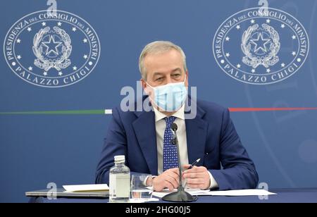 Foto Claudio Peri/POOL ANSA/Lapresse 11-06-2021 - Roma, Italia Politica Conferenza stampa di aggiornamento sulla campagna vaccinale e sull'andamento épidémiologico presso la sala Polifunzionale della Presidenza del Consiglio Nella foto: il Coordinatore del CTS, Franco Locatelli Banque D'Images