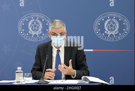 Foto Claudio Peri/POOL ANSA/Lapresse 11-06-2021 - Roma, Italia Politica Conferenza stampa di aggiornamento sulla campagna vaccinale e sull'andamento épidémiologico presso la sala Polifunzionale della Presidenza del Consiglio Nella foto: il portavoce del CTS, Silvio Brusaferro Banque D'Images