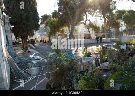 La police israélienne a détruit la pépinière familiale du Sahlhiya et a expulsé le contenu de leur maison à Sheikh Jarrah.Le terrain qui a été exproprié par la municipalité de Jérusalem est désigné, selon la municipalité, pour être utilisé pour la construction d'installations éducatives pour le quartier.La famille était montée sur le toit avec des bouteilles de carburant et de gaz - menaçant de se brûler au cas où les résidents seraient expulsés de force.17th janvier 2022.(Matan Golan/Alay Live News) Banque D'Images