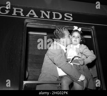 ©Silvio Durante/Lapresse Archivio storico Torino settembre 1951 Boniperti bacia una bambina nella foto: Giampiero bacia una giovanissima tifosa alla stazione di Porta Nuova in partenza per Roma NEG- 10554 Banque D'Images