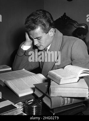 *****Collection Juventus *****© SILVIO DURANTE / Lapresse ARCHIVIO STORICO TORINO 5 NOVEMBRE 1950 Sport Calcio Giampiero Boniperti Nella foto: IL CENTRAVANTI DELLA JUVENTUS GIAMPIERO BONIPERTI si DEDICA ALLO STUDIO PER DIPLOMARSI GEOMETRA NEG- 2825 Banque D'Images