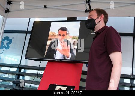 Mauro Scrobogna /Lapresse le 18 juin 2021 et#xA0; Rome, Italie politique Virginia Raggi campagne électorale dans la photo: Appel vidéo du ministre des Affaires étrangères et de l'exposant de M5S Luigi Di Maio lors de la rencontre avec les partisans du maire Virginia Raggi tenue à Testaccio Banque D'Images