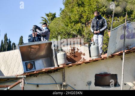 La police israélienne a détruit la pépinière familiale du Sahlhiya et a expulsé le contenu de leur maison à Sheikh Jarrah.Le terrain qui a été exproprié par la municipalité de Jérusalem est désigné, selon la municipalité, pour être utilisé pour la construction d'installations éducatives pour le quartier.La famille était montée sur le toit avec des bouteilles de carburant et de gaz - menaçant de se brûler au cas où les résidents seraient expulsés de force.17th janvier 2022.(Matan Golan/Alay Live News) Banque D'Images