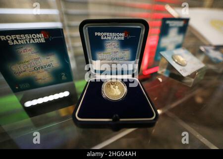 Cecilia Fabiano/ Lapresse 22 juin 2021 Roma (Italie) Actualités : Présentation au Musée de la monnaie à Rome de la pièce d'argent dédiée aux professions de la santé, émise par le MEF et minée par la monnaie italienne dans le cadre de la Collection numismatique 2021 dans le pic : la pièce Banque D'Images