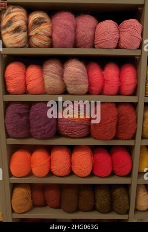 Boules colorées de laine sur des étagères Banque D'Images