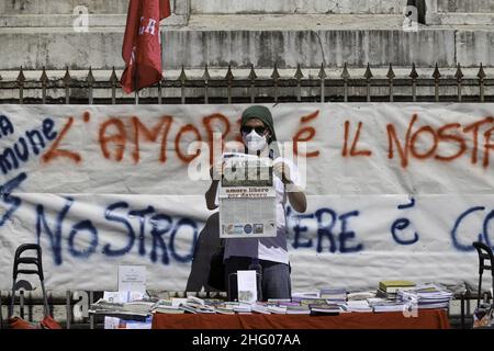 Foto Fabio Sasso/Lapresse 03/07/2021 Napoli, Italia cronaca Questo pomeriggio in piazza Dante si sono riuniti migliaia di persone per festeggiare il gay Pride photo Fabio Sasso/Lapresse 03/07/2021 Naples, Italie news Naples Pride 2021 événement à Piazza Dante Banque D'Images