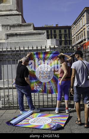 Foto Fabio Sasso/Lapresse 03/07/2021 Napoli, Italia cronaca Questo pomeriggio in piazza Dante si sono riuniti migliaia di persone per festeggiare il gay Pride photo Fabio Sasso/Lapresse 03/07/2021 Naples, Italie news Naples Pride 2021 événement à Piazza Dante Banque D'Images