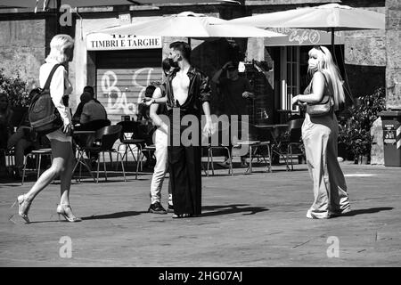 Foto Fabio Sasso/Lapresse 03/07/2021 Napoli, Italia cronaca Questo pomeriggio in piazza Dante si sono riuniti migliaia di persone per festeggiare il gay Pride photo Fabio Sasso/Lapresse 03/07/2021 Naples, Italie news Naples Pride 2021 événement à Piazza Dante Banque D'Images