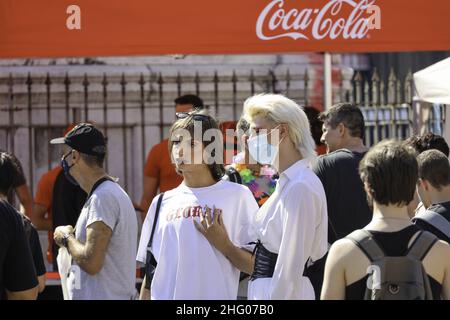 Foto Fabio Sasso/Lapresse 03/07/2021 Napoli, Italia cronaca Questo pomeriggio in piazza Dante si sono riuniti migliaia di persone per festeggiare il gay Pride photo Fabio Sasso/Lapresse 03/07/2021 Naples, Italie news Naples Pride 2021 événement à Piazza Dante Banque D'Images