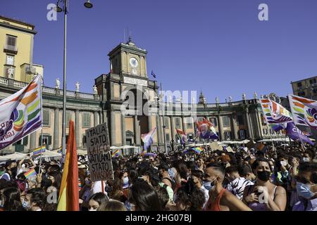 Foto Fabio Sasso/Lapresse 03/07/2021 Napoli, Italia cronaca Questo pomeriggio in piazza Dante si sono riuniti migliaia di persone per festeggiare il gay Pride photo Fabio Sasso/Lapresse 03/07/2021 Naples, Italie news Naples Pride 2021 événement à Piazza Dante Banque D'Images