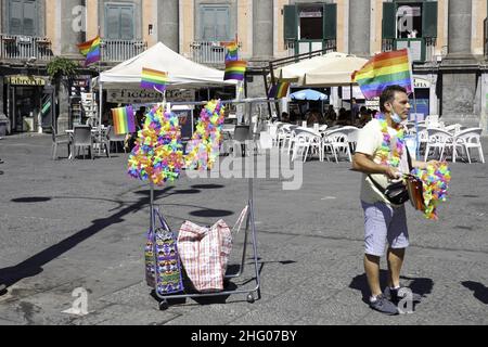 Foto Fabio Sasso/Lapresse 03/07/2021 Napoli, Italia cronaca Questo pomeriggio in piazza Dante si sono riuniti migliaia di persone per festeggiare il gay Pride photo Fabio Sasso/Lapresse 03/07/2021 Naples, Italie news Naples Pride 2021 événement à Piazza Dante Banque D'Images