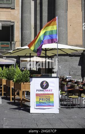 Foto Fabio Sasso/Lapresse 03/07/2021 Napoli, Italia cronaca Questo pomeriggio in piazza Dante si sono riuniti migliaia di persone per festeggiare il gay Pride photo Fabio Sasso/Lapresse 03/07/2021 Naples, Italie news Naples Pride 2021 événement à Piazza Dante Banque D'Images