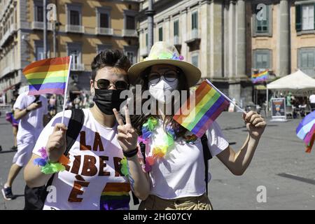 Foto Fabio Sasso/Lapresse 03/07/2021 Napoli, Italia cronaca Questo pomeriggio in piazza Dante si sono riuniti migliaia di persone per festeggiare il gay Pride photo Fabio Sasso/Lapresse 03/07/2021 Naples, Italie news Naples Pride 2021 événement à Piazza Dante Banque D'Images