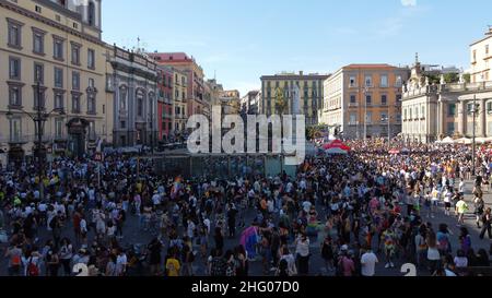 Foto Fabio Sasso/Lapresse 03/07/2021 Napoli, Italia cronaca Questo pomeriggio in piazza Dante si sono riuniti migliaia di persone per festeggiare il gay Pride photo Fabio Sasso/Lapresse 03/07/2021 Naples, Italie news Naples Pride 2021 événement à Piazza Dante Banque D'Images