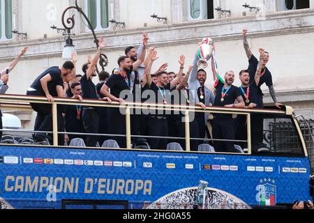 Mauro Scrobogna /Lapresse 12 juillet 2021 et#xA0; Rome, Italie Soccer Euro 2020 - les célébrations de l'équipe nationale italienne à Rome dans la photo: Une foule énorme pour l'équipe nationale italienne Banque D'Images