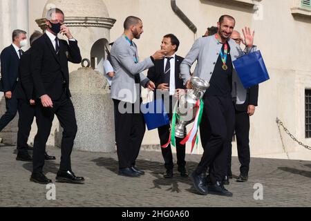 Mauro Scrobogna /Lapresse 12 juillet 2021 et#xA0; Rome, Italie Soccer EURO 2020 - équipe nationale italienne sur la photo: Giorgio Chiellini avec le trophée européen après avoir quitté le Quirinale Banque D'Images