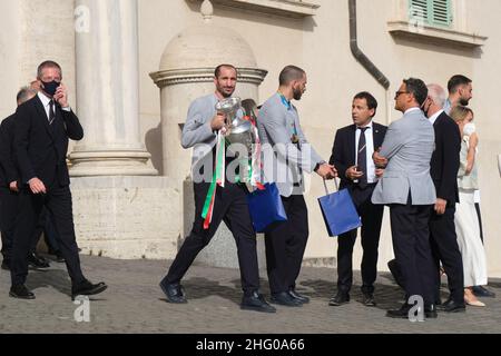 Mauro Scrobogna /Lapresse 12 juillet 2021 et#xA0; Rome, Italie Soccer EURO 2020 - équipe nationale italienne sur la photo: Giorgio Chiellini avec le trophée européen après avoir quitté le Quirinale Banque D'Images