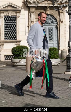 Mauro Scrobogna /Lapresse 12 juillet 2021 et#xA0; Rome, Italie Soccer EURO 2020 - équipe nationale italienne sur la photo: Giorgio Chiellini avec le trophée européen après avoir quitté le Quirinale Banque D'Images