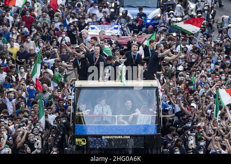 Roberto Monaldo / Lapresse 12-07-2021 Rome (Italie) l'équipe nationale championne européenne accueille les fans de la ville dans le cadre du pic, le bus de l'équipe nationale italienne Banque D'Images