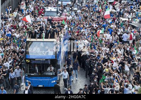 Roberto Monaldo / Lapresse 12-07-2021 Rome (Italie) l'équipe nationale championne européenne accueille les fans de la ville dans le cadre du pic, le bus de l'équipe nationale italienne Banque D'Images