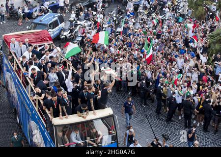 Roberto Monaldo / Lapresse 12-07-2021 Rome (Italie) l'équipe nationale championne européenne accueille les fans de la ville dans le cadre du pic, le bus de l'équipe nationale italienne Banque D'Images