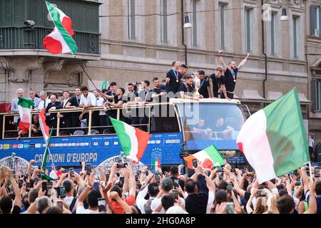 Mauro Scrobogna /Lapresse 12 juillet 2021 et#xA0; Rome, Italie Soccer Euro 2020 - les célébrations de l'équipe nationale italienne à Rome dans la photo: Une foule énorme pour l'équipe nationale italienne Banque D'Images