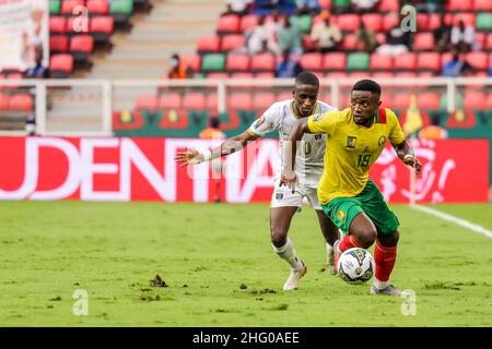 YAOUNDÉ, CAMEROUN - JANVIER 17: Collins Fai du Cameroun et Jamiro Monteiro du Cap-Vert en action pendant la coupe d'Afrique des Nations 2021 groupe Un match entre le Cap-Vert et le Cameroun au Stade d'Olembe le 17 janvier 2022 à Yaoundé, Cameroun.(Photo de SF) Banque D'Images