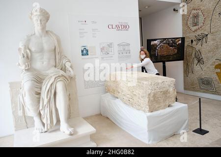 Mauro Scrobogna /Lapresse 16 juillet 2021 Rome, Italie Actualités Cippo del pomerio - Archéologie trouver dans la photo: La présentation de la pierre du pomerius de l'empereur Claudius (41-54 AD) trouvé lors des fouilles de la Piazza Augusto Imperatore Banque D'Images