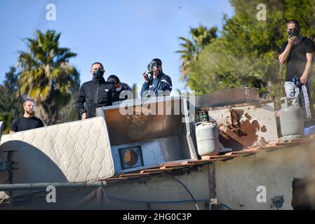 La police israélienne a détruit la pépinière de l'usine familiale du Sahlhiya et a expulsé le contenu de leur maison à Sheikh Jarrah.Le terrain qui a été exproprié par la municipalité de Jérusalem est désigné, selon la municipalité, pour être utilisé pour la construction d'installations éducatives pour le quartier.La famille était montée sur le toit avec des bouteilles de carburant et de gaz - menaçant de se brûler au cas où les résidents seraient expulsés de force.17th janv. 2022.(photo de Matan Golan/Sipa USA) crédit: SIPA USA/Alay Live News Banque D'Images