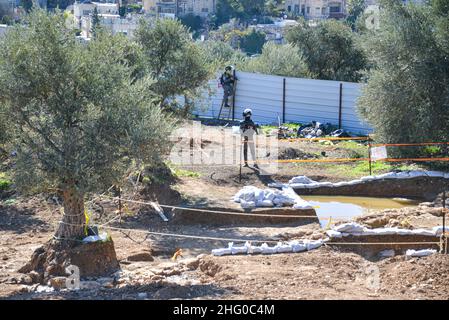 La police israélienne a détruit la pépinière de l'usine familiale du Sahlhiya et a expulsé le contenu de leur maison à Sheikh Jarrah.Le terrain qui a été exproprié par la municipalité de Jérusalem est désigné, selon la municipalité, pour être utilisé pour la construction d'installations éducatives pour le quartier.La famille était montée sur le toit avec des bouteilles de carburant et de gaz - menaçant de se brûler au cas où les résidents seraient expulsés de force.17th janv. 2022.(photo de Matan Golan/Sipa USA) crédit: SIPA USA/Alay Live News Banque D'Images