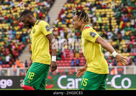 YAOUNDÉ, CAMEROUN - JANVIER 17: Karl Toko Ekambi et Pierre Kunde du Cameroun pendant la coupe d'Afrique des Nations 2021 groupe Un match entre le Cap-Vert et le Cameroun au Stade d'Olembe le 17 janvier 2022 à Yaoundé, Cameroun.(Photo de SF) Banque D'Images